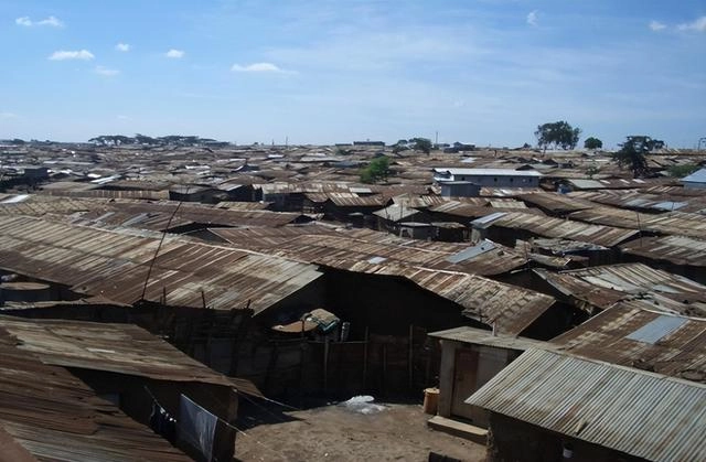 5 square meters live 3 people, the largest slum in Seoul, South Korea, across the road is the rich area