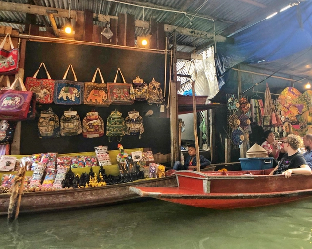 Thai people don’t like to cook? It’s not laziness, but their wet market has everything