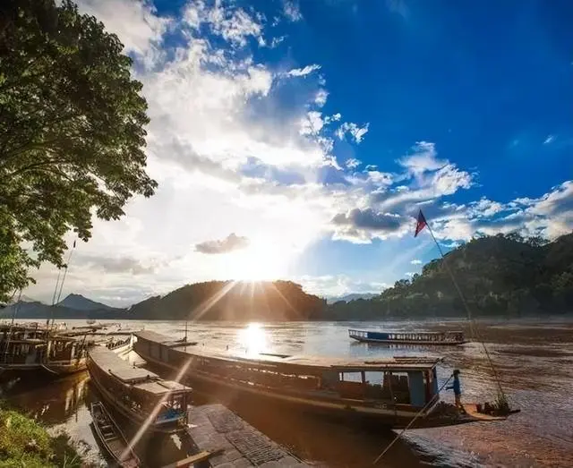 Travel to Laos, see the door hanging branches of the family, do not enter casually